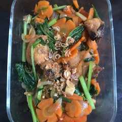 A picture of Ayam sayur.