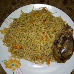 Spaghetti and macaroni jollof topped with kpanla fish😀 A picture of Spaghetti and macaroni jollof topped with kpanla fish😀.