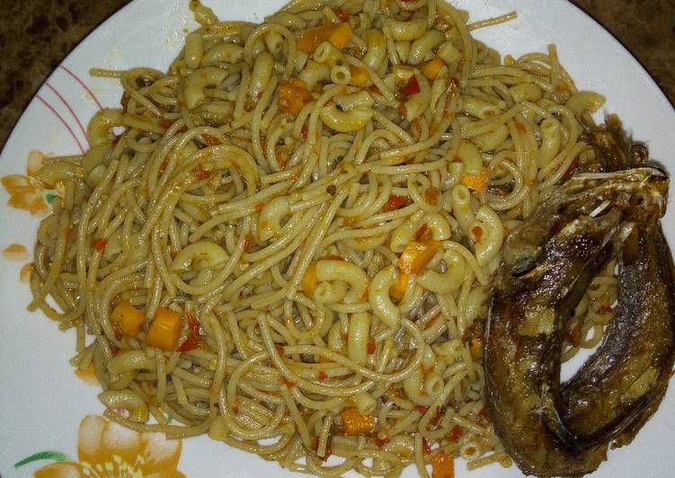 Spaghetti and macaroni jollof topped with kpanla fish๐