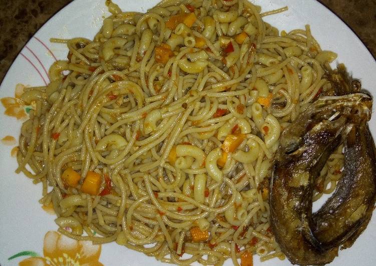 Spaghetti and macaroni jollof topped with kpanla fish😀