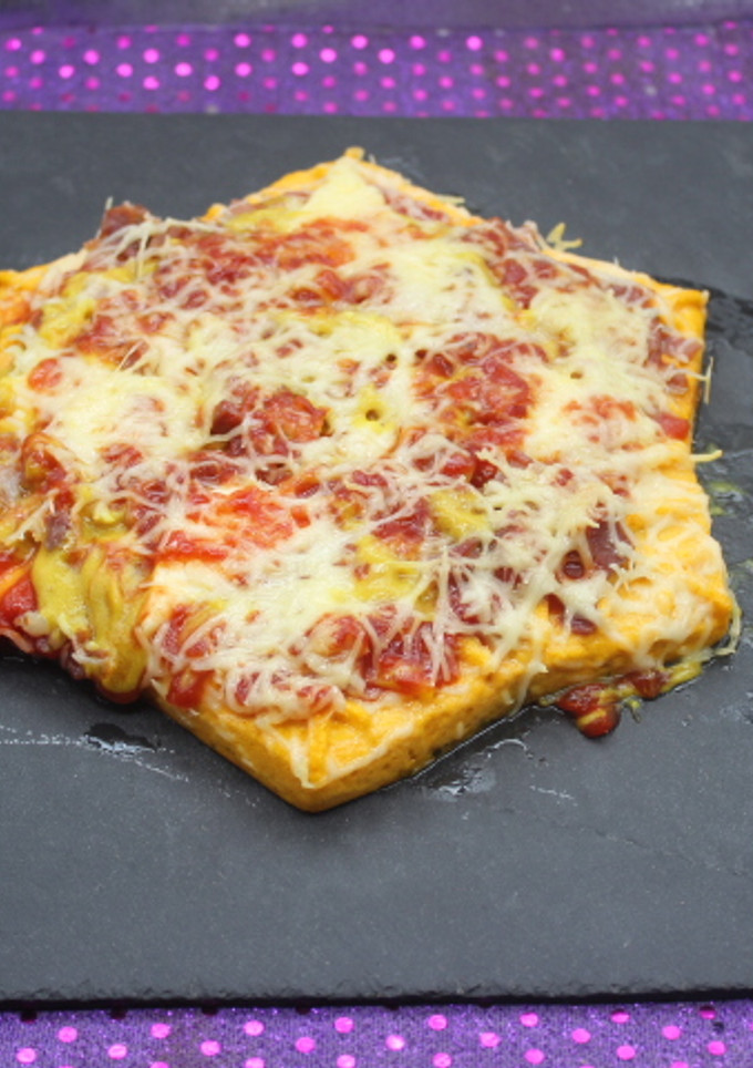 Una foto de Tortilla de zanahoria con complejo de pizza de beicon y queso