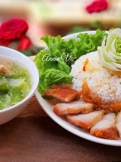 Hình của món Cơm heo quay rim nước mắm.