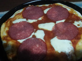 Pizza de salame y queso