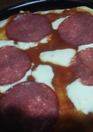 Una foto de Pizza de salame y queso
