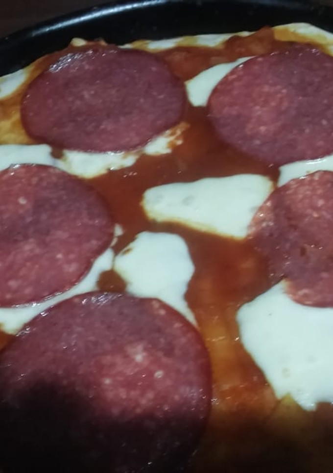 Una foto de Pizza de salame y queso