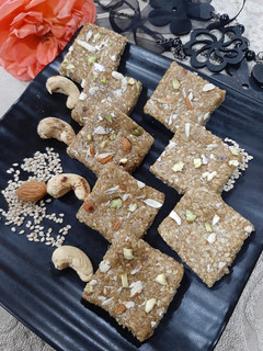 तिल गुड़ बर्फी (Til gur barfi recipe in Hindi) रेसिपी मुख्य फोटो