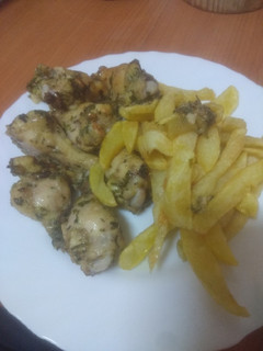 Una foto de Muslitos de pollo al ajillo al horno con papas fritas