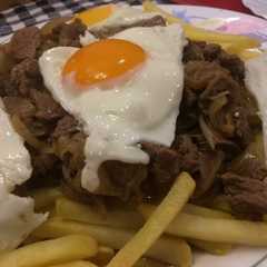 A picture of Chorrillana de carne.