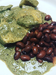 Una foto de Mole verde con pollo