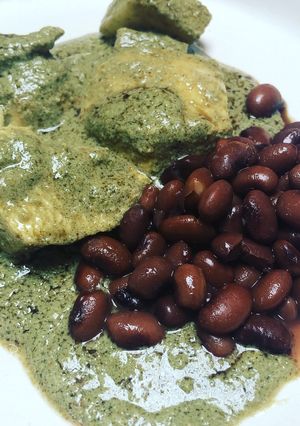 Una foto de Mole verde con pollo