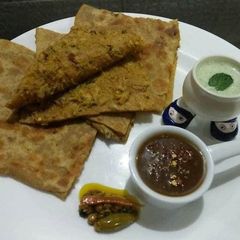 A picture of Gobhi gosht (left over) Paratha❤😋.