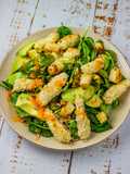 Spinatsalat mit Avocado, paniertem Spargel und einer Tomaten-Knoblauch-Vinaigrette