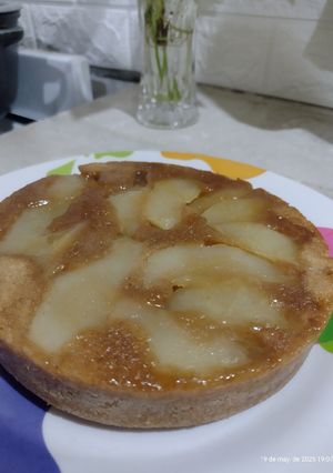 Una foto de 🍐Tortita integral invertida de pera 🍐 Sin huevos, sin lácteos