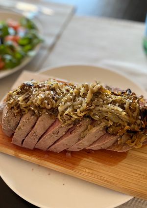 Una foto de Roti de boeuf a la cebolla caramelizada