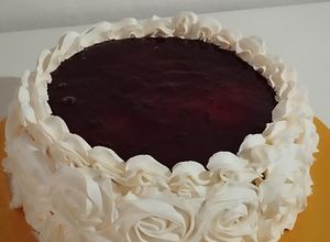 Una foto de Torta Helada Con Pulpa De Frutos Rojos