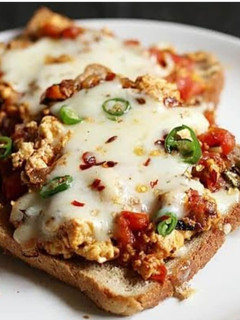 मिनी चीज़ ब्रेड पिज़्ज़ा (mini cheese bread pizza recipe in Hindi) रेसिपी मुख्य फोटो