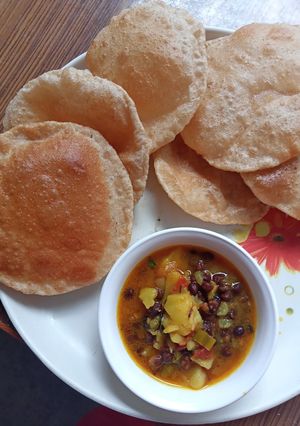 चना मसाला सब्जी, पूरी (Chana masala sabzi puri recipe in hindi) रेसिपी मुख्य फोटो