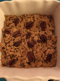 Una foto de Crumble de manzana con nueces de pecan