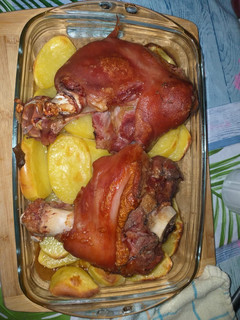 Una foto de Codillo asados con patatas