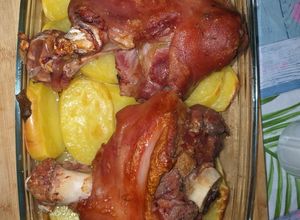 Una foto de Codillo asados con patatas