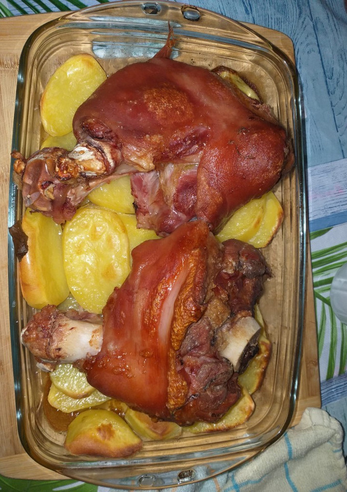 Una foto de Codillo asados con patatas