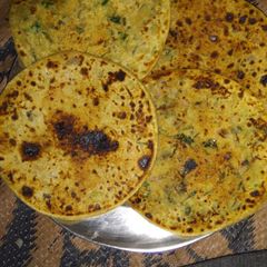 A picture of Mooli ke parathe.