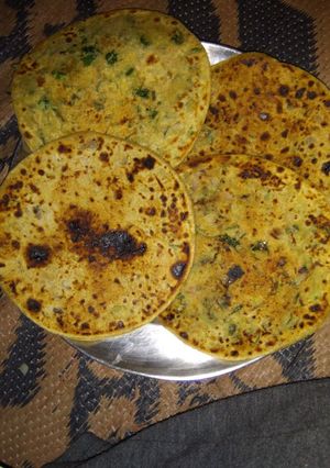 A picture of Mooli ke parathe.
