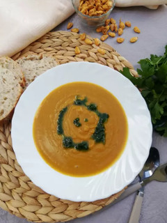 Una foto de Puré vegano de calabaza y castañas al aceite de perejil