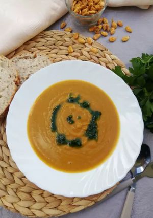Una foto de Puré vegano de calabaza y castañas al aceite de perejil
