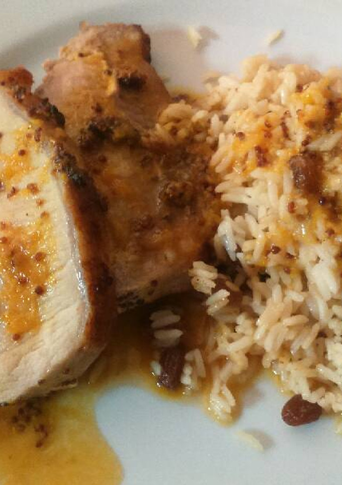 Una foto de Solomillo a la naranja con arroz y pasas