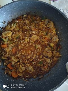 Una foto de Arroz con lentejas champiñones y tomillo😋