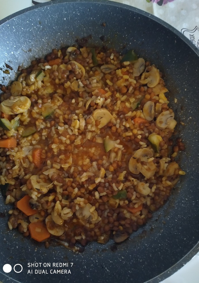 Una foto de Arroz con lentejas champiñones y tomillo😋