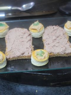 Una foto de Mini volovanes con huevas de bacalao y paté
