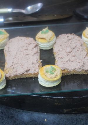 Una foto de Mini volovanes con huevas de bacalao y paté