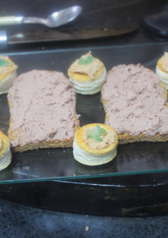 Una foto de Mini volovanes con huevas de bacalao y paté
