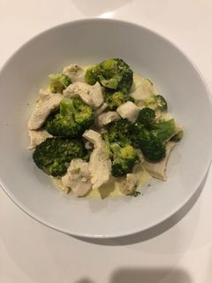 Una foto de Pollo con brócoli