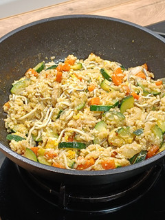 Una foto de Wok de arroz integral salteado con gulas y calabacín