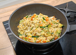 Foto principal de Wok de arroz integral salteado con gulas y calabacín