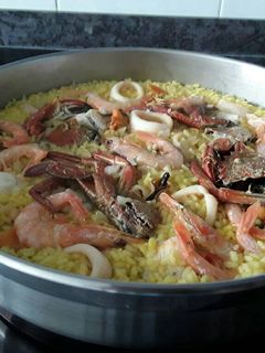 Una foto de Paella de marisco