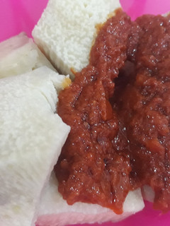 A picture of Yam and tomato sauce.