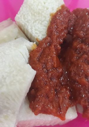 A picture of Yam and tomato sauce.
