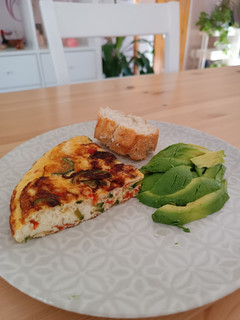 Una foto de Tortilla de claras con cebolla, pimiento rojo y calabacín
