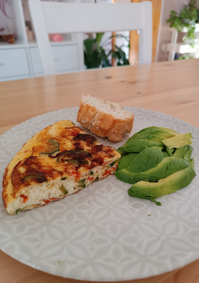 Una foto de Tortilla de claras con cebolla, pimiento rojo y calabacín