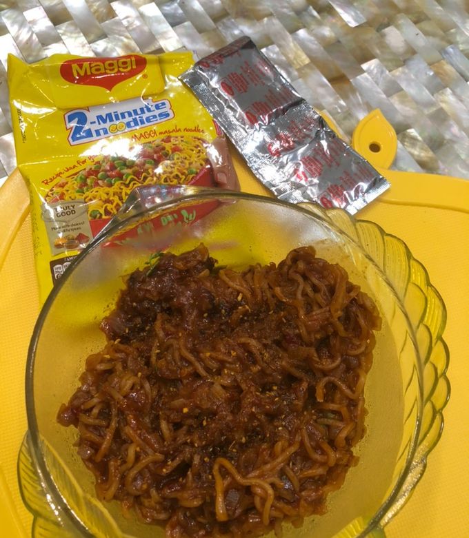 A picture of Burnt chilli garlic Maggi.