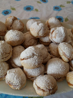 Una foto de Pan de leche rellenos con dulce de leche!!!!!