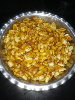 સિંગદાણા ની ચિક્કી(Peanuts Chikki Recipe in Gujarati) રેસીપી મુખ્ય ફોટો