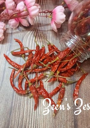 A picture of Sun Dried Thai Bird Eye Chillies.