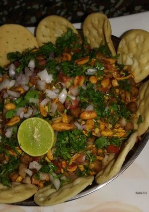 ચાટ પૂરી (Chaat Poori Recipe In Gujarati) રેસીપી મુખ્ય ફોટો