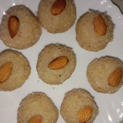 A picture of Coconut ladoo.