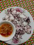 Mực hấp chấm mắm chua ngọt